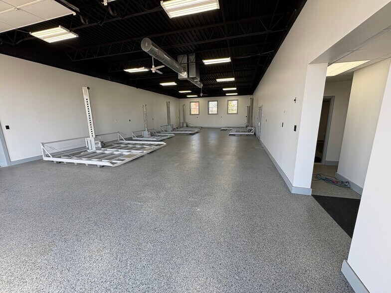 More Photos Of 5513 N Oxford St, Indianapolis Service For Lease