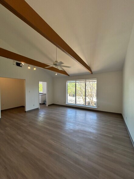 More Photos Of 4916 Kelvin Dr, Houston Coworking Space