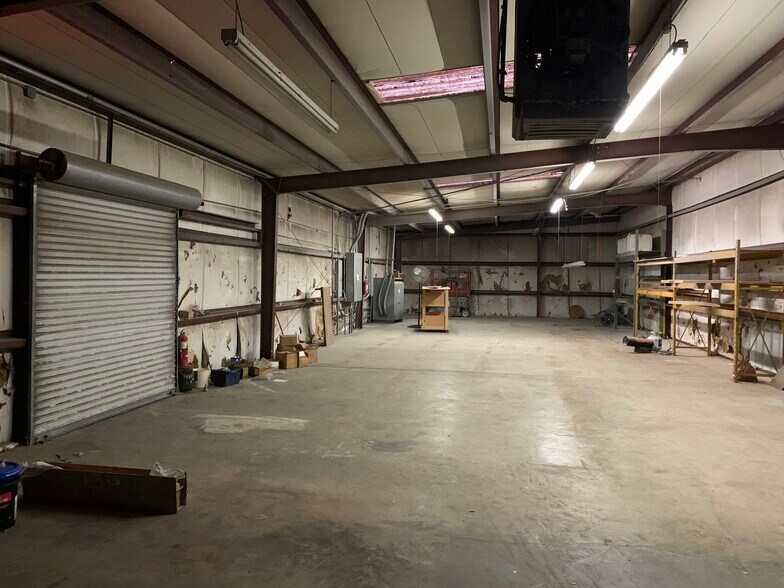 More Photos Of 4462 Oakwood Rd, Oakwood Industrial For Lease