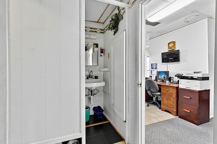 More Photos Of 7102 E Pendleton Pike, Indianapolis Office For Sale