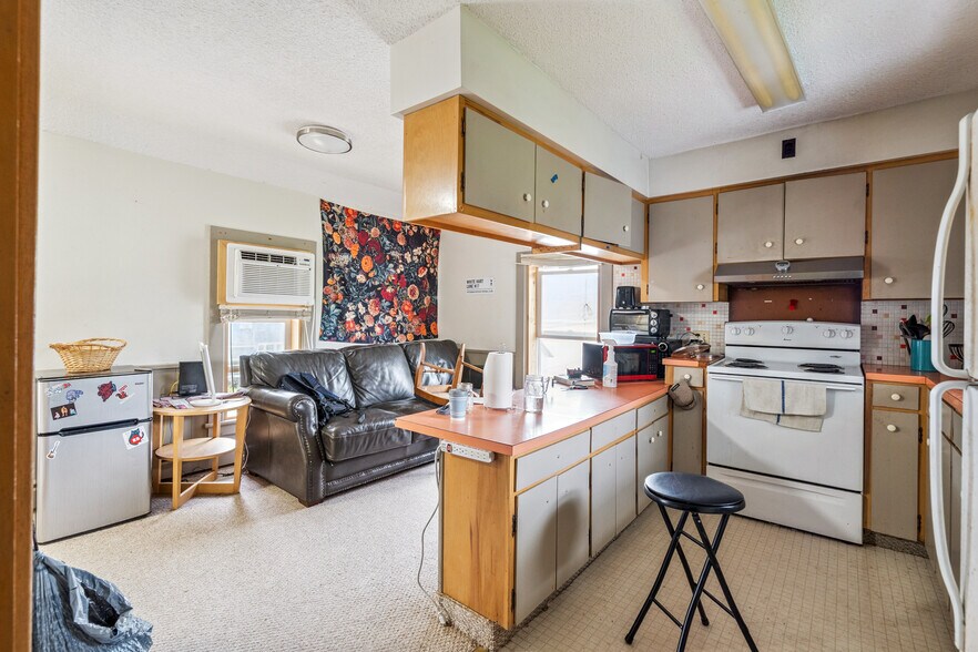 More Photos Of 920 High St, Grinnell Apartments For Sale