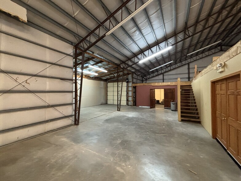 More Photos Of 1310 N Kelly Ave, Nixa Warehouse For Lease