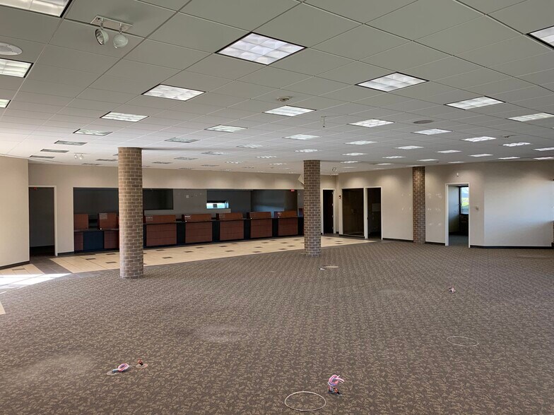 More Photos Of 1355 W Dundee Rd, Buffalo Grove Bank For Lease
