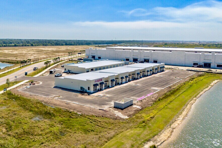 More Photos Of 11950 SW Tom Mackie Blvd, Port Saint Lucie Light Manufacturing For Lease