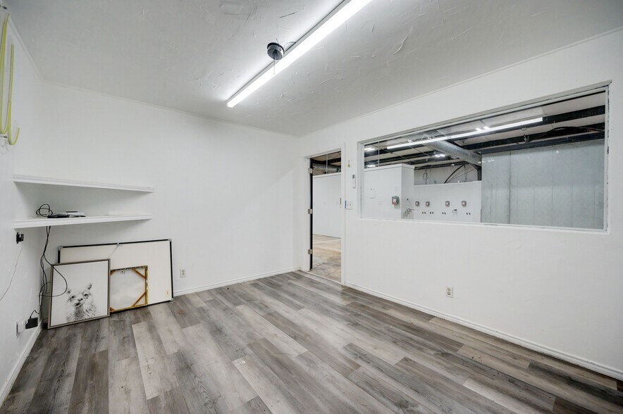 More Photos Of 1301 & 1307 Main St, Blanco Light Distribution For Sale