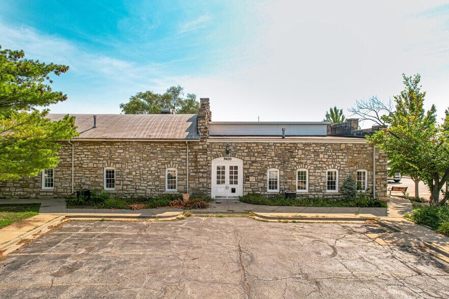 More Photos Of 7400 W 79th St, Overland Park Freestanding For Lease