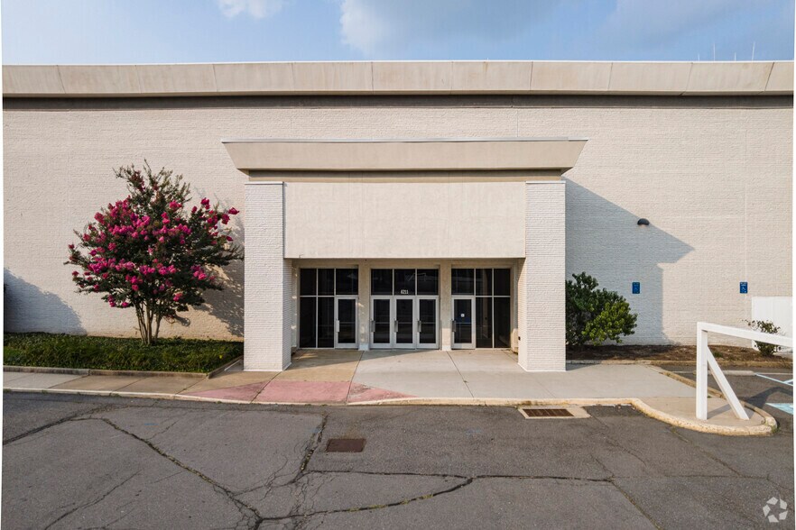 More Photos Of 6211 Leesburg Pike, Falls Church Department Store For Lease