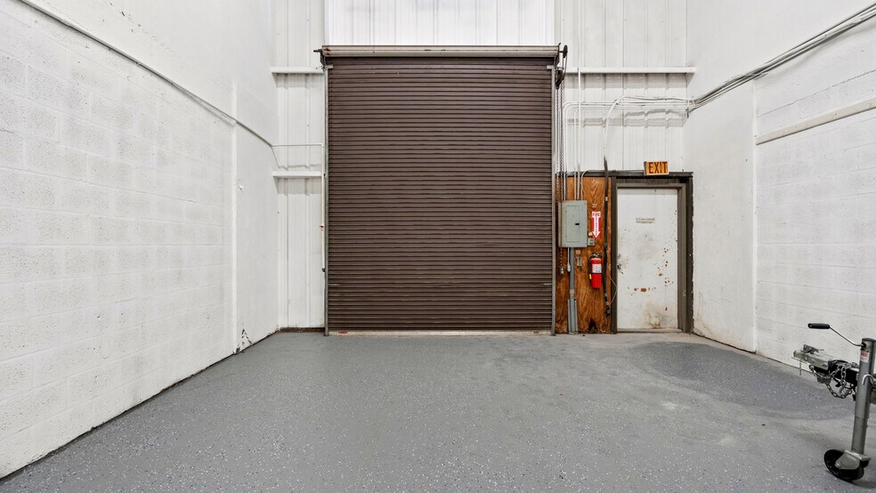 More Photos Of 12165 Metro Pky, Fort Myers Light Manufacturing For Lease