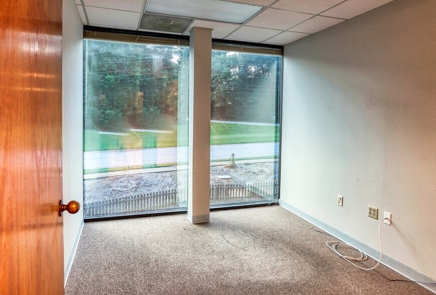 More Photos Of 9755 Dogwood Rd, Roswell Office For Lease