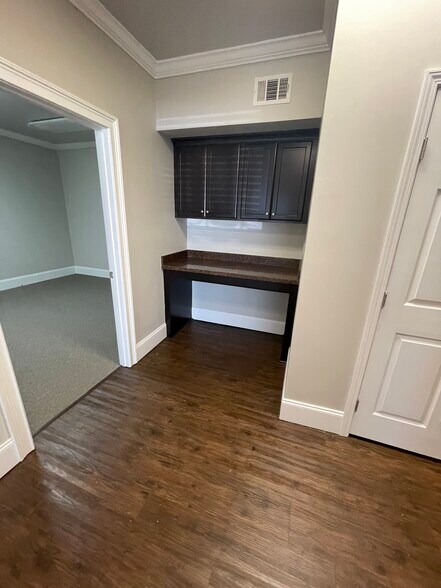 More Photos Of 327 Dahlonega St, Cumming Office For Lease