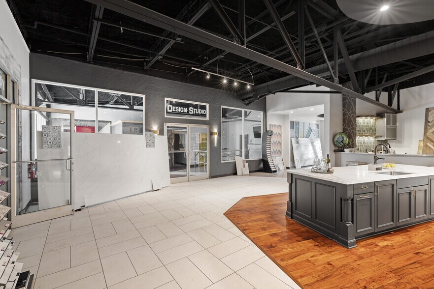 More Photos Of 2866 Poplar Ave, Memphis Storefront Retail Office For Sale