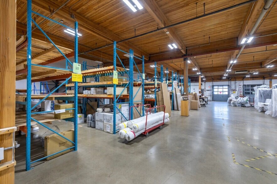 More Photos Of 5600-5620 Rue Ferrier, Mt Royal Warehouse For Lease