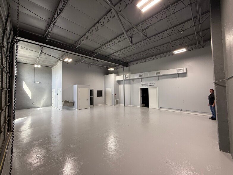 More Photos Of 8307-8309 Atlantic Blvd, Jacksonville Showroom For Lease