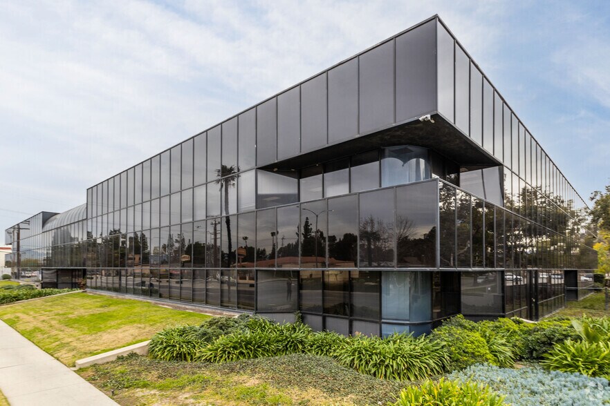 More Photos Of 16600 Sherman Way, Van Nuys Office For Lease