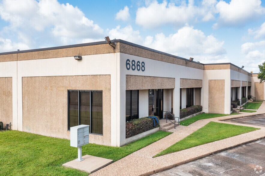 More Photos Of 6868 N Loop Fwy E, Houston Light Distribution For Lease