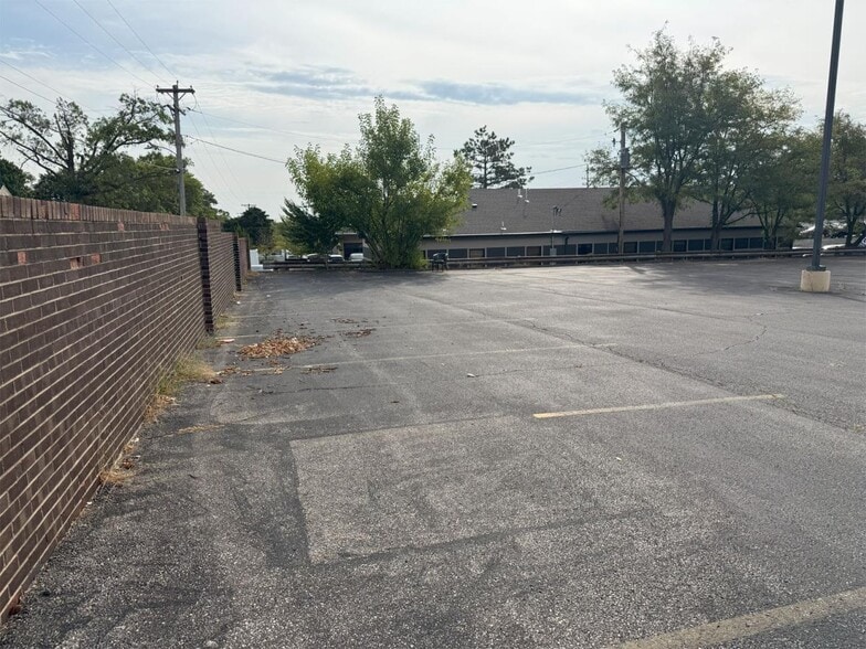 More Photos Of 8563 Watson Rd, Saint Louis Freestanding For Lease