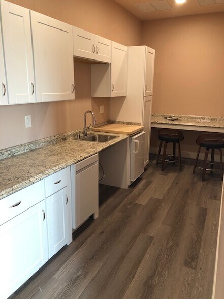 More Photos Of 21634 Redwood Rd, Castro Valley Showroom For Lease