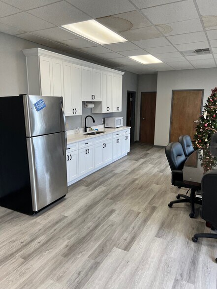 More Photos Of 900 Creekside Rd, Chattanooga Light Distribution For Sale