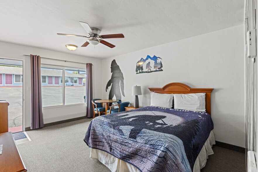 More Photos Of 787 N Central Blvd, Coquille Hotel For Sale