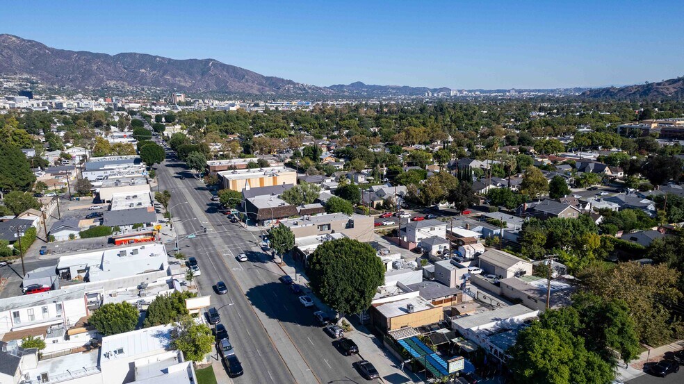 More Photos Of 2114 W Magnolia Blvd, Burbank Storefront For Sale
