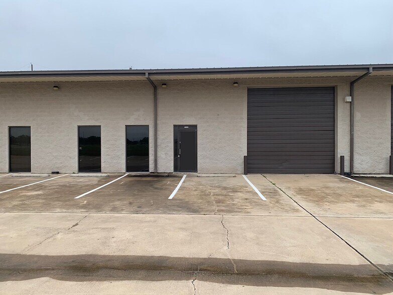 More Photos Of 10302-10308 Cash Rd, Stafford Warehouse For Lease