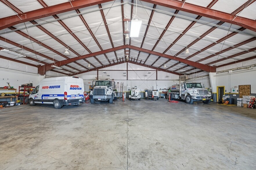 More Photos Of 335 SE Jackson St, Redmond Warehouse For Sale