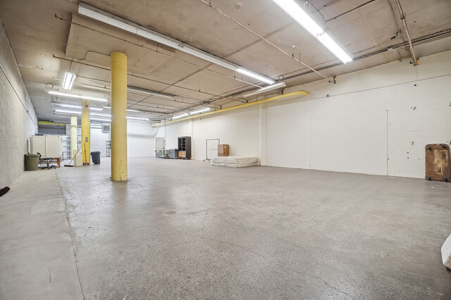 More Photos Of 4360 Ch de la Côte-de-Liesse, Mt Royal Showroom For Sale