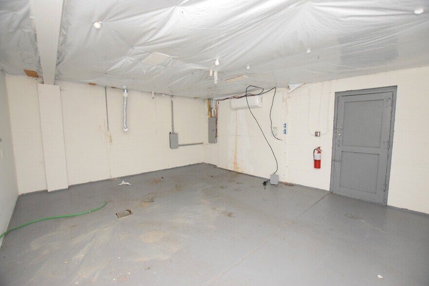 More Photos Of 713 Fenton Rd, Flint Warehouse For Sale