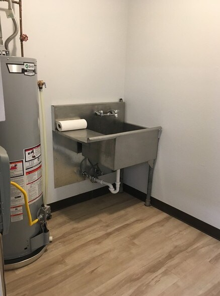 More Photos Of 2006 50th St, Lubbock Flex For Lease