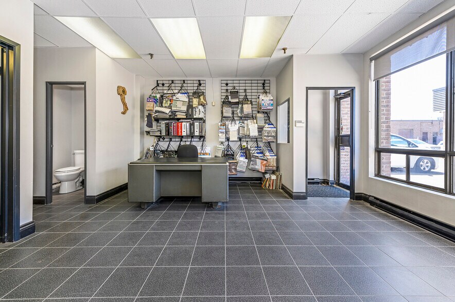More Photos Of 7171 Torbram Rd, Mississauga Showroom For Sale