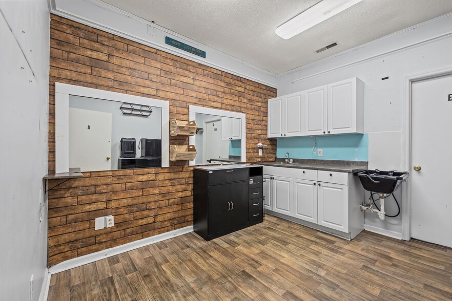 More Photos Of 411 Western Blvd, Jacksonville Medical For Sale