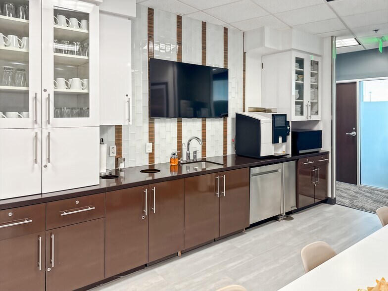 More Photos Of 2550 W Union Hills Dr, Phoenix Coworking Space