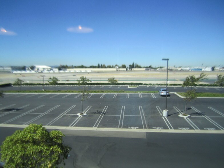 More Photos Of 7663 N San Fernando Rd, Burbank Warehouse For Lease