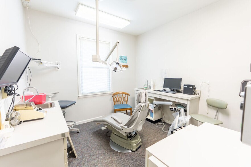 More Photos Of 607 Bluebird Blvd, Fort Valley Office For Sale