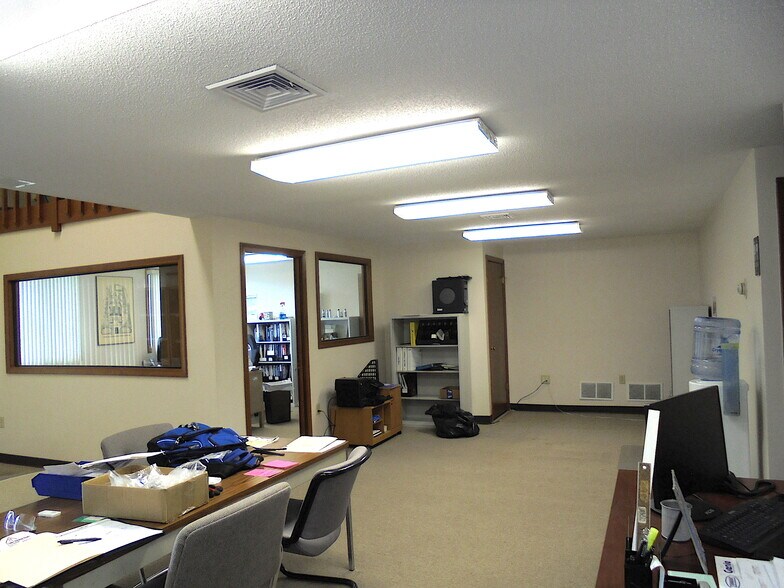 More Photos Of 256 Main St, East Windsor Research And Development For Lease