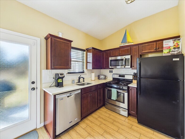 More Photos Of 100 Pilothouse Ct, Palatka Multifamily For Sale