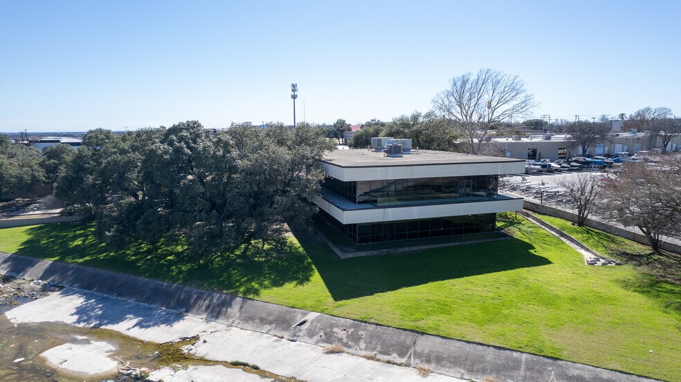 More Photos Of 6224 W Interstate 10, San Antonio Office For Sale
