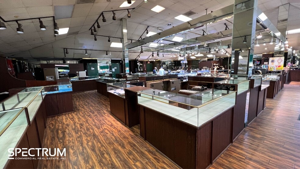More Photos Of 17648-17656 Ventura Blvd, Encino Unknown For Lease