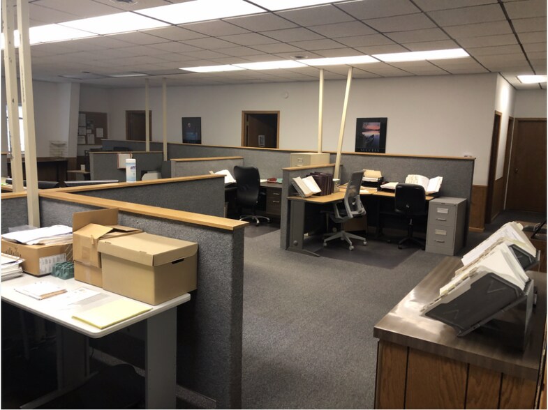 More Photos Of 172 W Stutsman St, Pembina Light Manufacturing For Sale