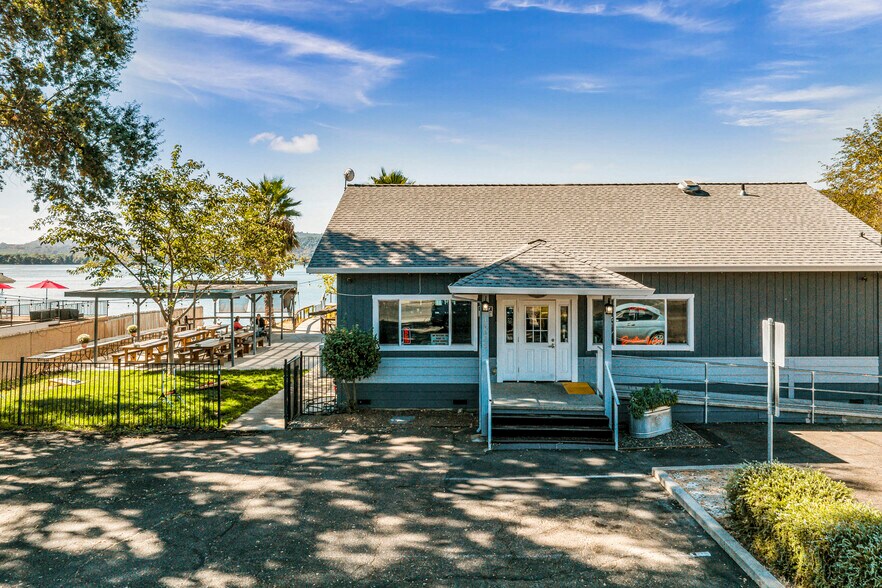 More Photos Of 14625 Lakeshore Dr, Clearlake Restaurant For Sale