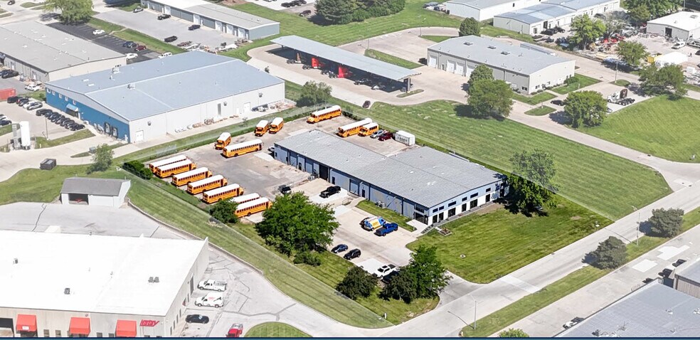More Photos Of 3300 NW 101st St, Urbandale Warehouse For Lease