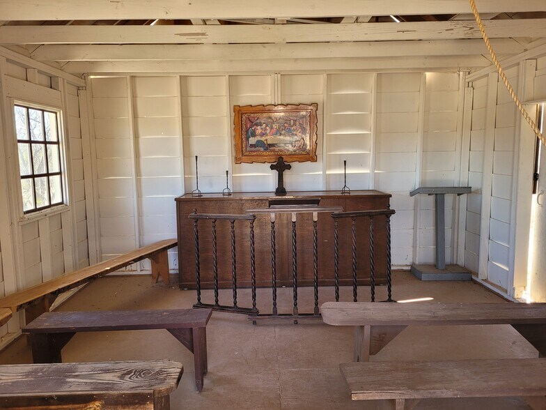 More Photos Of 331 W Rockspring Ln, Benson Movie Radio TVStudio For Sale