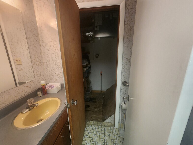 More Photos Of 936 W Greenfield Ave, Milwaukee Freestanding For Sale