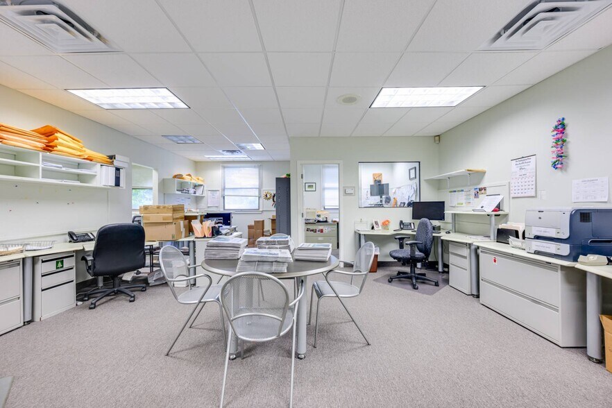 More Photos Of 135 Windmill Ln, Southampton Office For Sale