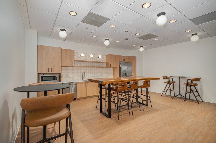 More Photos Of 121 W Trade St, Charlotte Office For Sale