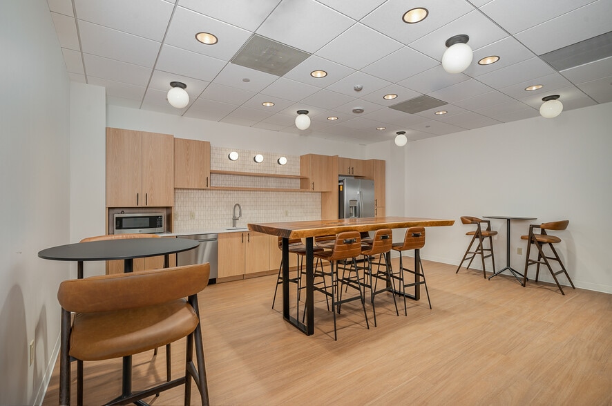 More Photos Of 121 W Trade St, Charlotte Office For Lease