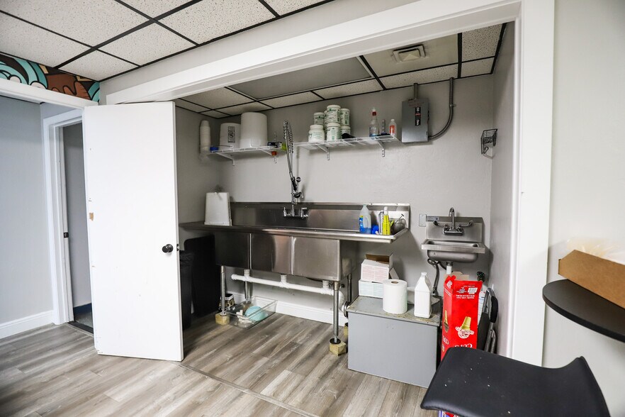 More Photos Of 2300 NW 71st Pl, Gainesville Warehouse For Lease