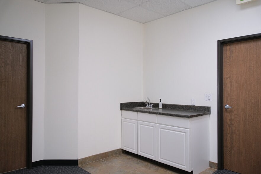 More Photos Of 4517 Market St, Ventura Light Distribution For Lease