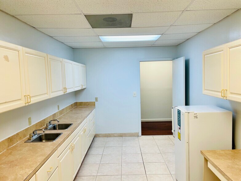 More Photos Of 2201 NE 52nd St, Lighthouse Point Medical For Sale