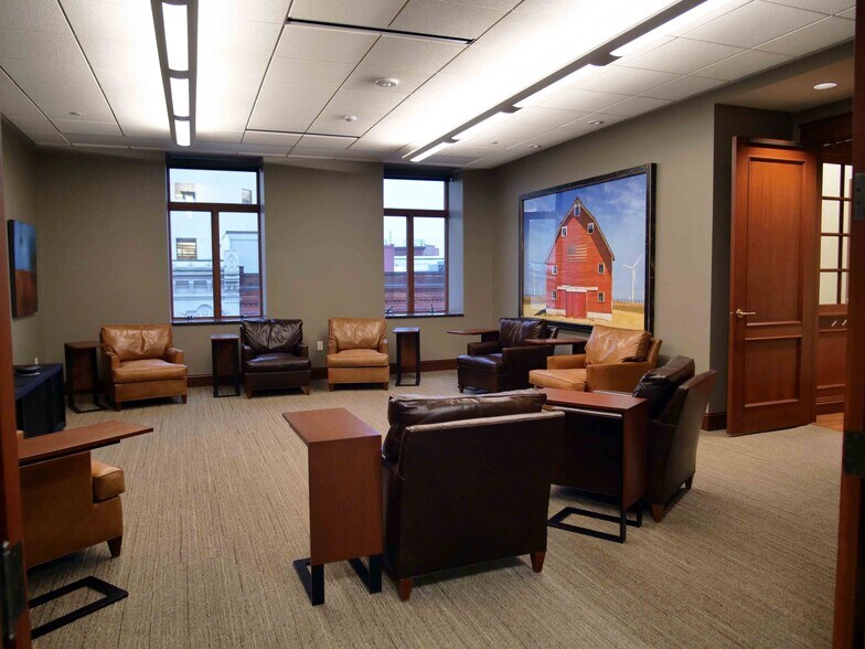 More Photos Of 116-120 Ottawa Ave NW, Grand Rapids Office For Lease